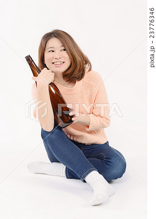 一升瓶を持つ若い女性の写真素材