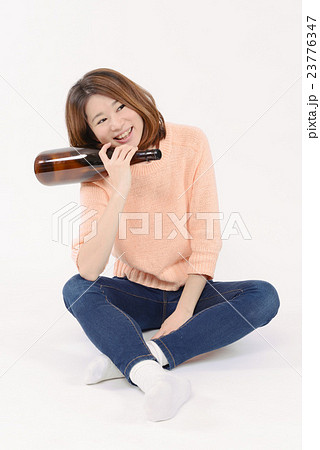 一升瓶を持つ若い女性 一升瓶を持つ若い女性 23776347