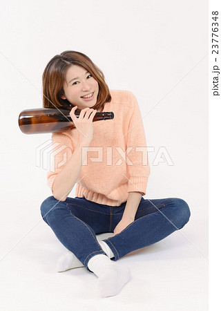 一升瓶を持つ若い女性 23776348