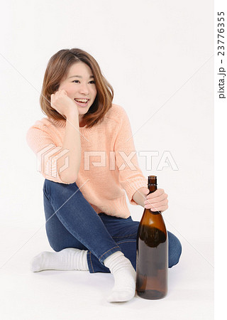 一升瓶を持つ若い女性 23776355