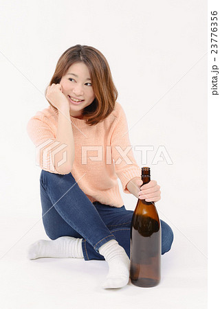 一升瓶を持つ若い女性 一升瓶を持つ若い女性 23776356