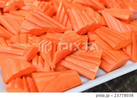 papaya sliced 23778036