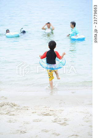 ウキワを持って海に向かう子ども 23779663