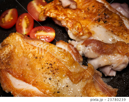 チキンソテー調理中（アップ） 23780239