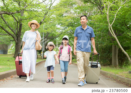 夏休みの家族旅行 23780500
