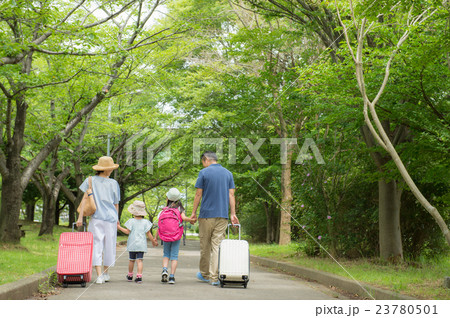 夏休みの家族旅行 23780501