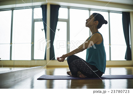 ヨガをする女性 23780723