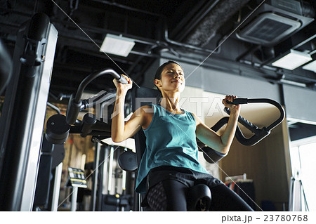 ジムで筋トレをする女性 23780768