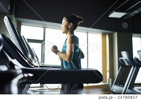 女性　ランニングマシン 23780857