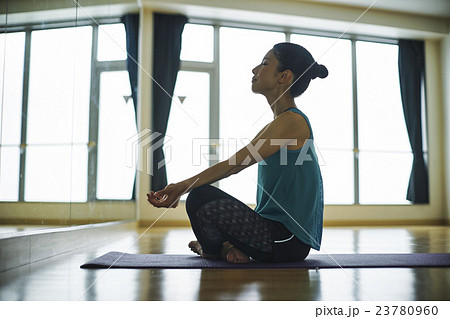 ヨガをする女性 23780960