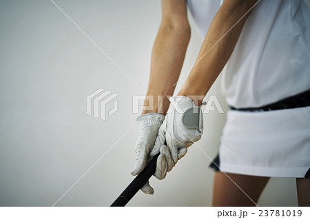 ゴルフをする女性_ ゴルフをする女性_ 23781019