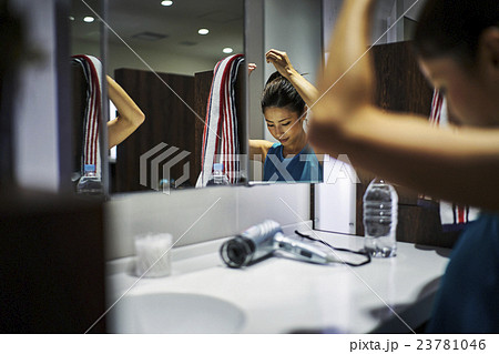 スポーツジム　更衣室 23781046