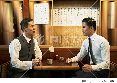 ビジネスマン　お昼ご飯 23781180