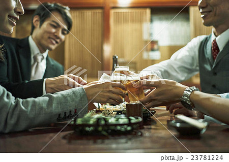 ビジネスマン　居酒屋 23781224