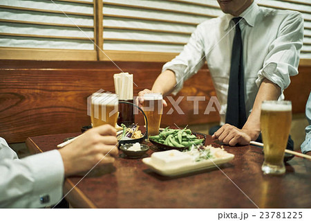 ビジネスマン　居酒屋 23781225