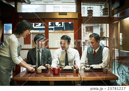 ビジネスマン お昼ご飯 ビジネスマン お昼ご飯 23781227