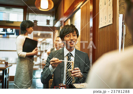 ビジネスマン お昼ご飯 ビジネスマン お昼ご飯 23781288
