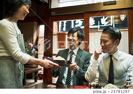 ビジネスマン　お昼ご飯 23781297