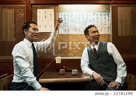 ビジネスマン　お昼ご飯 23781299