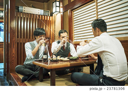 ビジネスマン　居酒屋 23781306