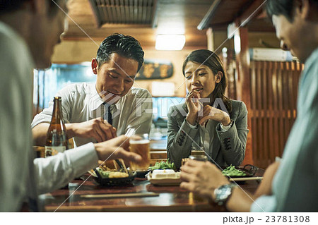 ビジネスマン　居酒屋 23781308