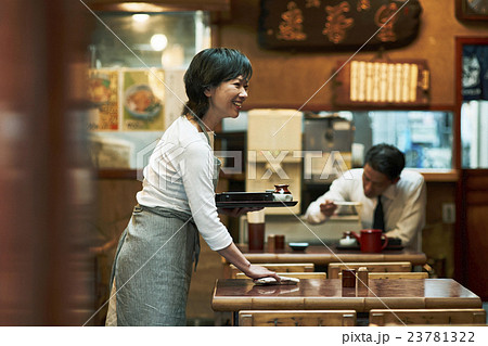 蕎麦屋　店員 23781322