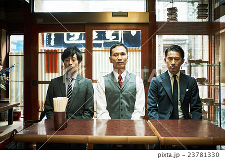 ビジネスマン　お昼ご飯 23781330