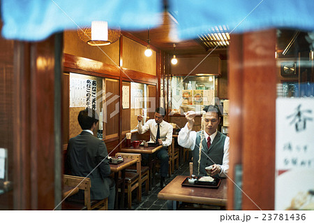 ビジネスマン　お昼ご飯 23781436