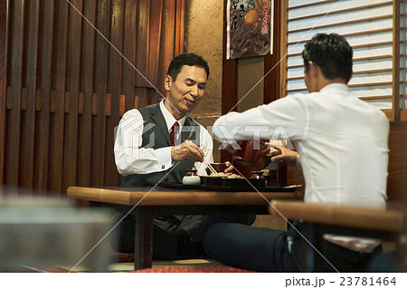 ビジネスマン お昼ご飯 ビジネスマン お昼ご飯 23781464
