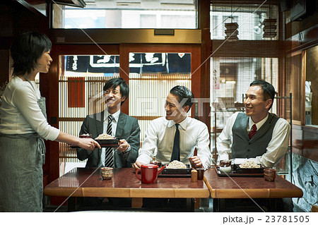ビジネスマン　お昼ご飯 23781505