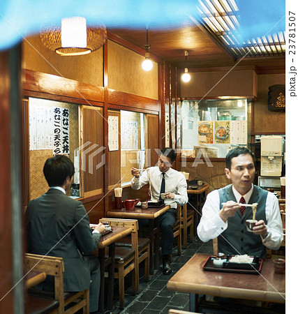 ビジネスマン お昼ご飯 ビジネスマン お昼ご飯 23781507