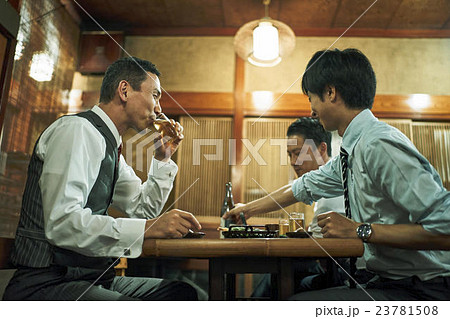 ビジネスマン　居酒屋 23781508