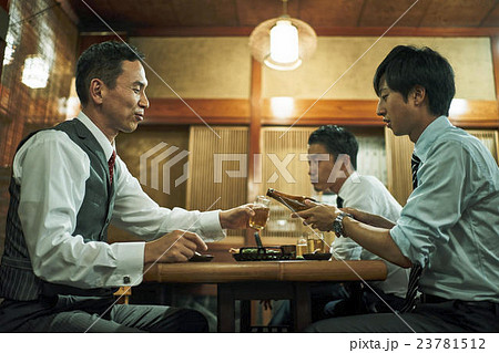 ビジネスマン　居酒屋 23781512