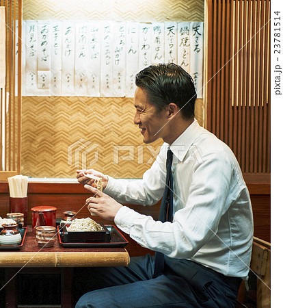 ビジネスマン　お昼ご飯 23781514
