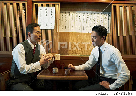 ビジネスマン　お昼ご飯 23781565