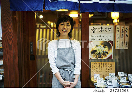 店員　ポートレート 23781568