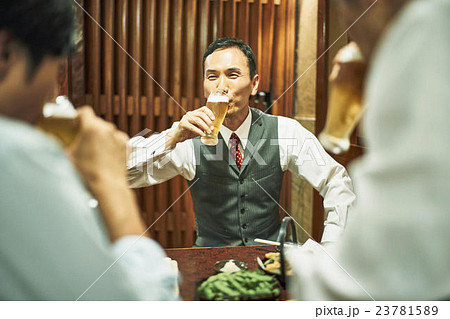 ビジネスマン　居酒屋 23781589