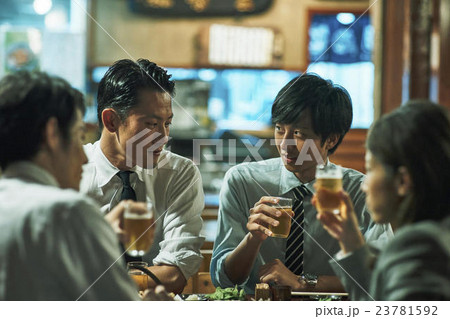 ビジネスマン　居酒屋 23781592