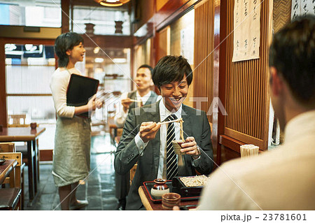 ビジネスマン　お昼ご飯 23781601