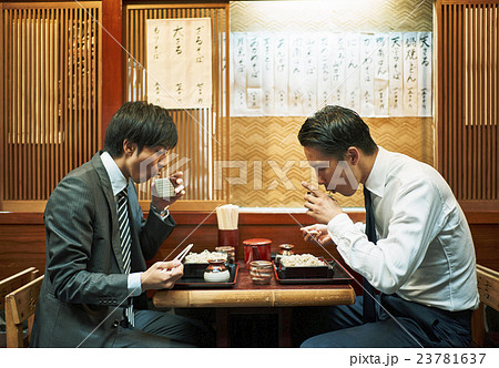 ビジネスマン お昼ご飯 ビジネスマン お昼ご飯 23781637