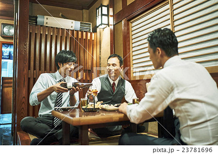 ビジネスマン 居酒屋 ビジネスマン 居酒屋 23781696