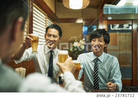 ビジネスマン　居酒屋 23781712