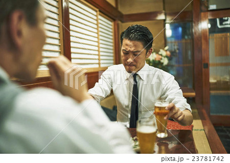 ビジネスマン 居酒屋 ビジネスマン 居酒屋 23781742