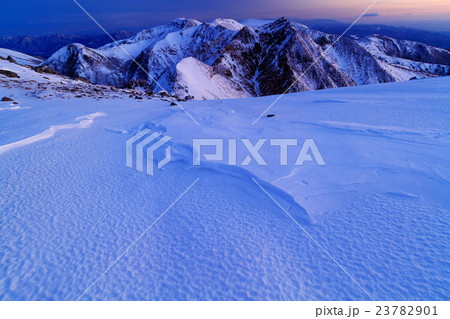 未明の那須・茶臼岳から見る朝日岳・三本槍岳方面 23782901