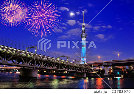 花火とスカイツリーと月 花火とスカイツリーと月 23782970
