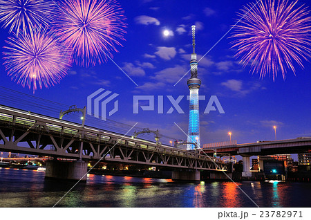 花火とスカイツリーと月 花火とスカイツリーと月 23782971