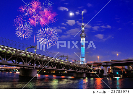 花火とスカイツリーと月 花火とスカイツリーと月 23782973