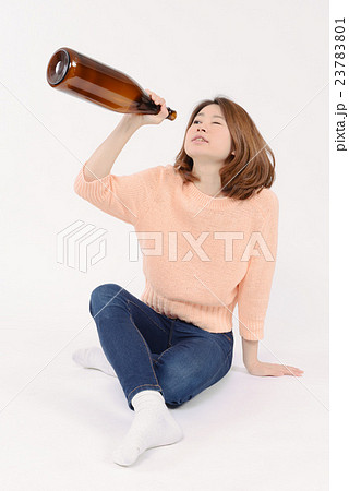 一升瓶をのぞき込む若い女性 一升瓶をのぞき込む若い女性 23783801