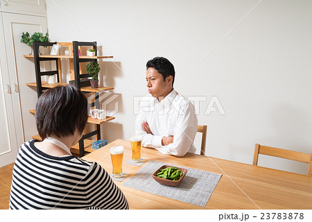 ダイニングで喧嘩する夫婦 23783878