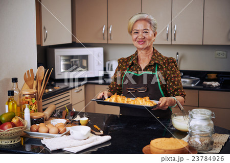 Housewife with croissants 23784926